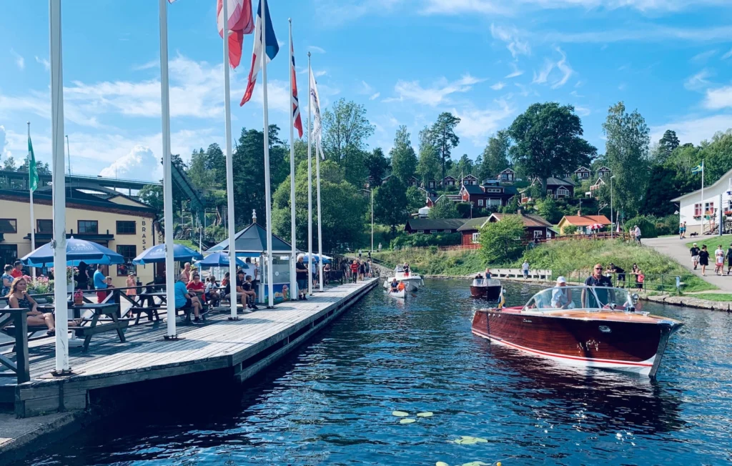 Uteservering och brygga vid Håfveruds Brasseri med båt vid Dalslands kanal