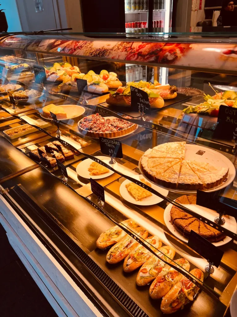 En välfylld cafemonter hos Håfveruds med nygjorda baguetter, brie- och salamismörgåsar, skogsbärspaj och kladdkaka.