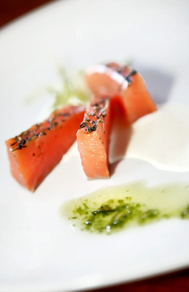 Hantverksmässigt gravad lax rikligt garnerad med dill och peppar hos Håfveruds.