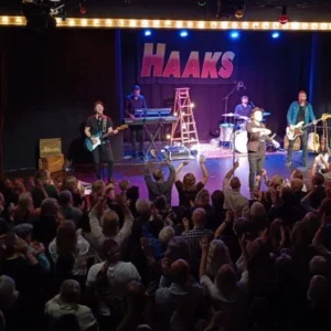 Bandet Haaks uppträder live på scenen framför en jublande publik
