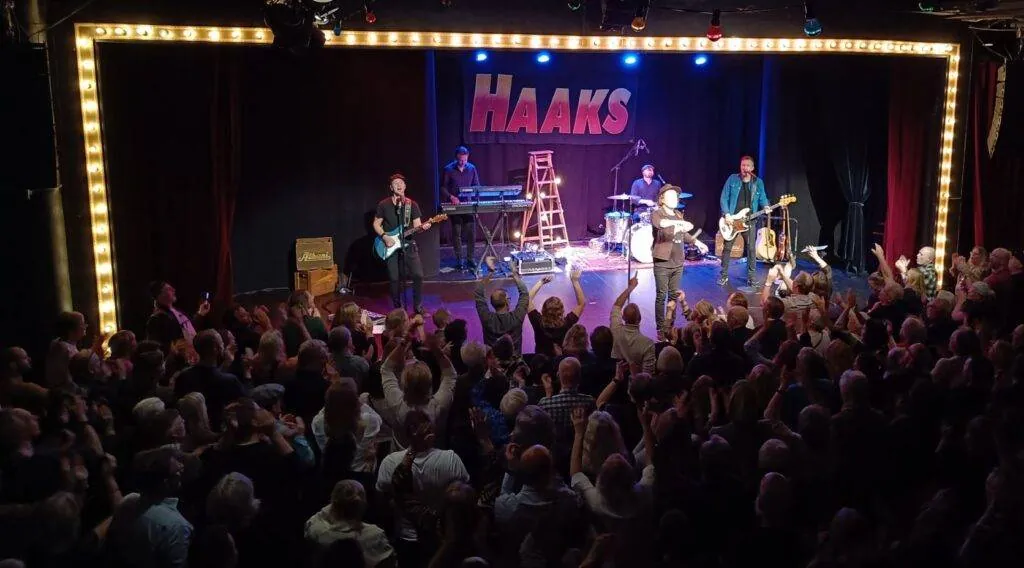 Bandet Haaks uppträder live på scenen framför en jublande publik